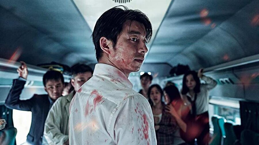 Busanhaeng / IMDb: 7.7 

                                    
                                    Yıkıcı bir zombi virüsü Güney Kore'yi etkisi altına almıştır. Bu sırada Seul'den Busan'a gitmekte olan trendeki yolcular hayatta kalma mücadelesi verecektir. Senartisti ve yönetmeni Sang-ho Yeon olan film tanıtımını 2016 Cannes Film Festival'inde yapmıştır.
                                
                                