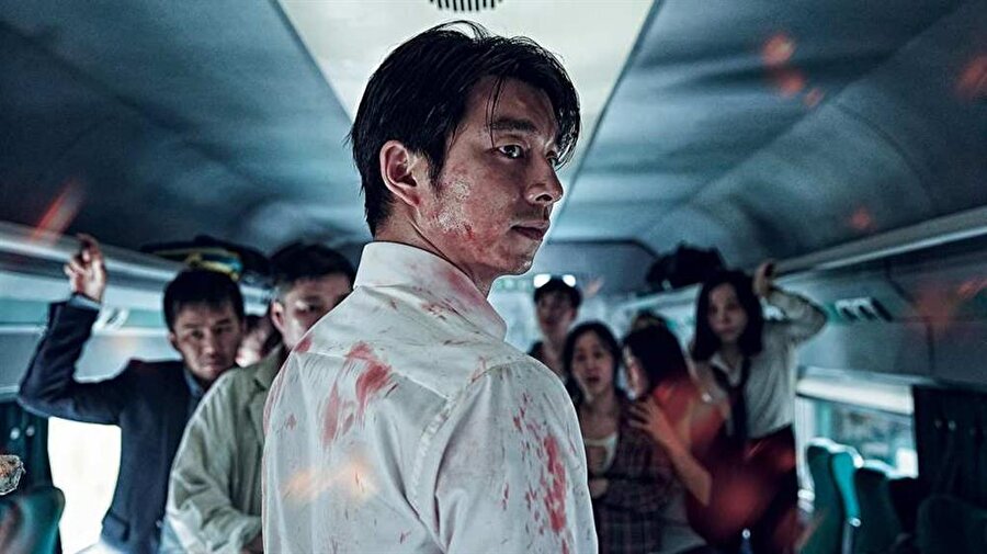 Busanhaeng / IMDb: 7.7
Yıkıcı bir zombi virüsü Güney Kore'yi etkisi altına almıştır. Bu sırada Seul'den Busan'a gitmekte olan trendeki yolcular hayatta kalma mücadelesi verecektir. Senartisti ve yönetmeni Sang-ho Yeon olan film tanıtımını 2016 Cannes Film Festival'inde yapmıştır.