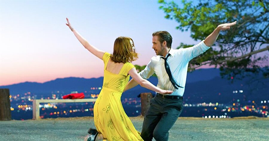 La La Land / IMDb: 8.7 

                                    
                                    İkinci uzun metrajlı filmi Whiplash ile 2014 yılının en ses getiren yapıtlarından birine imza atmış olan Damien Chazelle'in yeni projesi, yine müzik üzerinden giden bir hikayeyi ele alıyor. Ryan Gosling'in başarılı bir caz müzisyenini canlandıracağı filmde, Emma Stone'u ise Los Angeles'ın acımasız düzeninde aktris olmaya çalışan kız arkadaşı Mia rolünde izleyeceğiz.
                                
                                