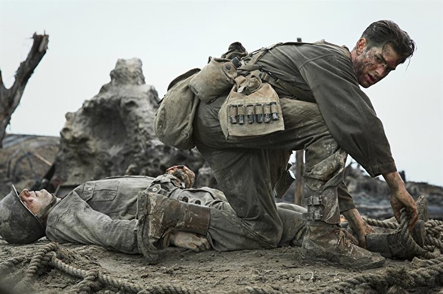 Hacksaw Ridge / IMDb: 8.9

                                    
                                    İkinci Dünya Savaşı sırasında Amerikan Ordusu'ndan Medic Desmond T. Doss, Okinawa Savaşı'nda görev yaparken insanları öldürmeyi reddeder ve Amerikan tarihinin ilk Onur Madalyası'na layık görülen vicdani retçisi olur. Film, bu tek bir kurşun sıkmadan 75'e yakın kişiyi kurtaran kahramanın hikayesini ele alıyor. Usta oyuncu ve yönetmen Mel Gibson'ın on yıl aradan sonra çektiği savaş filminin oyuncu kadrosunda Andrew Garfield, Vince Vaughn, Sam Worthington, Hugo Weaving, Luke Bracey, Teresa Palmer ve Rachel Griffiths gibi isimler yer alıyor. Filmin senaryosun ise Andrew Knight ve Robert Schenkkan'a ait.
                                
                                