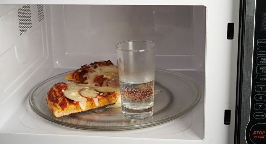Mikrodalgaya koyduğunuz pizzanızın kıtır kıtır olmak yerine yumuşak kalmasını istiyorsanız yanına yarım bardak su koyun

                                    
                                    
                                    
                                
                                
                                