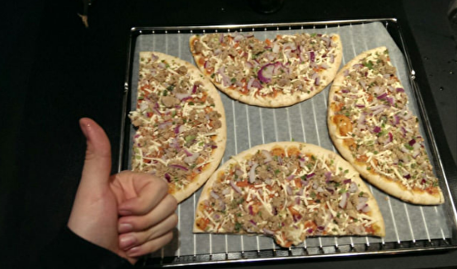 Kare bir tepside aynı anda iki pizza birden pişirmek istiyorsanız bu yöntem tam size göre

                                    
                                    
                                    
                                
                                
                                