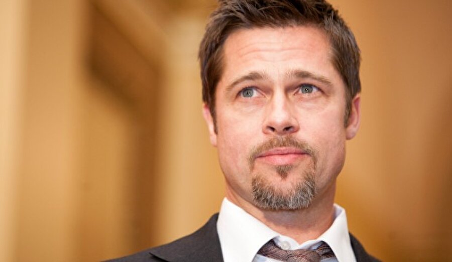 Brad Pitt – Eski Mesleği: Maskot ve Limuzin Şoförlüğü
Brad Pitt ünlü bir oyuncu olmadığı dönemlerde tavuk kostümü giyip maskotluk ve limuzin şoförlüğü yapmıştır.
