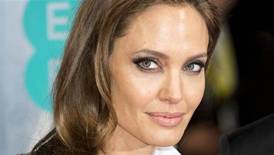 Angelina Jolie – Eski Mesleği: Organizatör
Oscar, Altın Küre ve Sinema Oyuncuları Derneği Ödülü gibi ödüllerinde sahibi güzel oyuncu Angelina Jolie meşhur olup oyuncu olmadan önce cenaze töreni organizatörüydü.