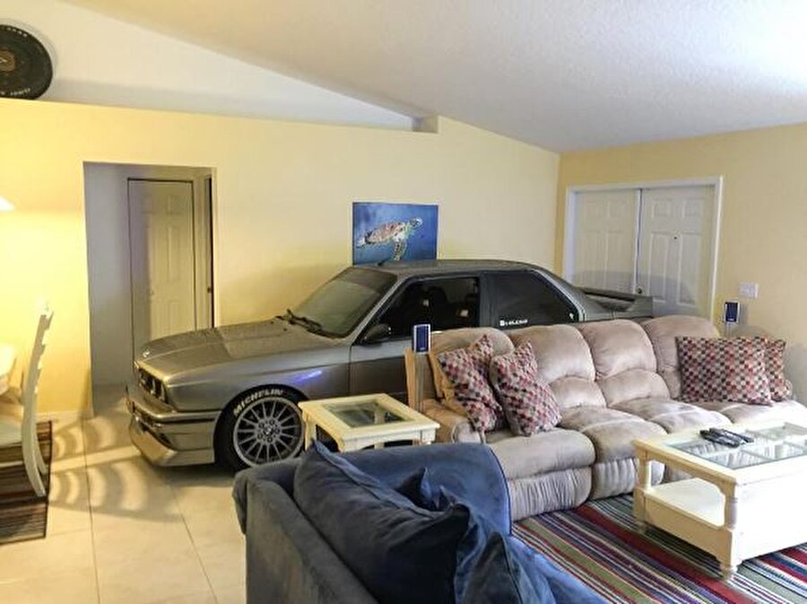 Matthew Kasırgası çok sayıda bölgeyi çok ciddi bir şekilde etkiledi. Kasırga nedeniyle hayatını kaybeden kişi sayısı 900'e ulaşırken maddi kayıplar milyar dolarları bulmuş durumda. Kasırganın henüz ulaşmadığı yerlerdeki insanlar ise sahip oldukları ne varsa korumak adına farklı yollara başvuruyor.