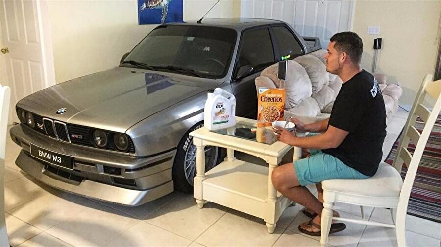 Hesabındaki fotoğraflardan birinde Randy, arabasına bağlılığı gösterme adına onunla yemek bile yediğini anlatan bir espri yapmış. BMW M3'ün önünde motor yağı varken kendi içinde de mısır gevreği var.