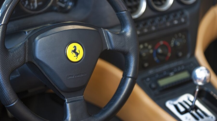 İtalyan lüks spor otomobili üreticisi Ferrari'de bir dönem resmen kapanmış oldu. Birçokları için 'sürpriz' olmayan karar ile Ferrari manuel vites kutusu dönemini kapatmış oldu.