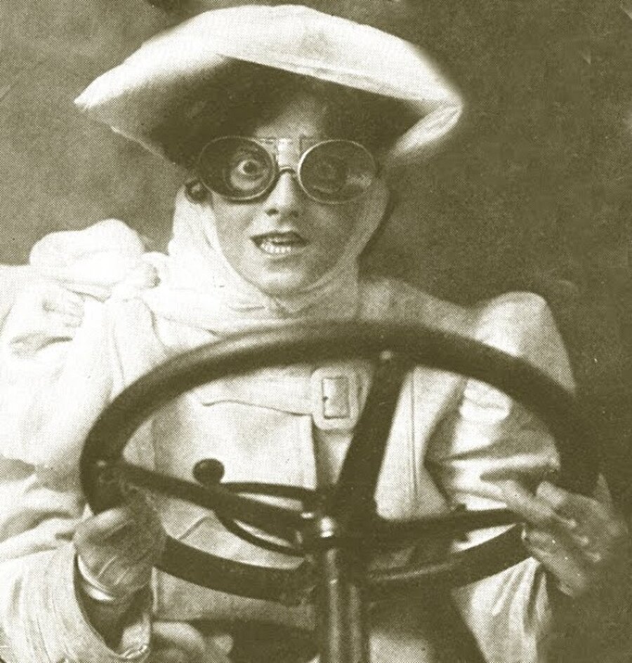 Araba süren bir kadın - 1900'ler
