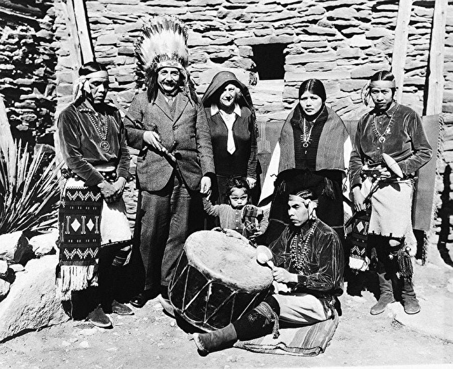 Albert Einstein ve eşi Elsa Hopi kabilesiyle - 1931
