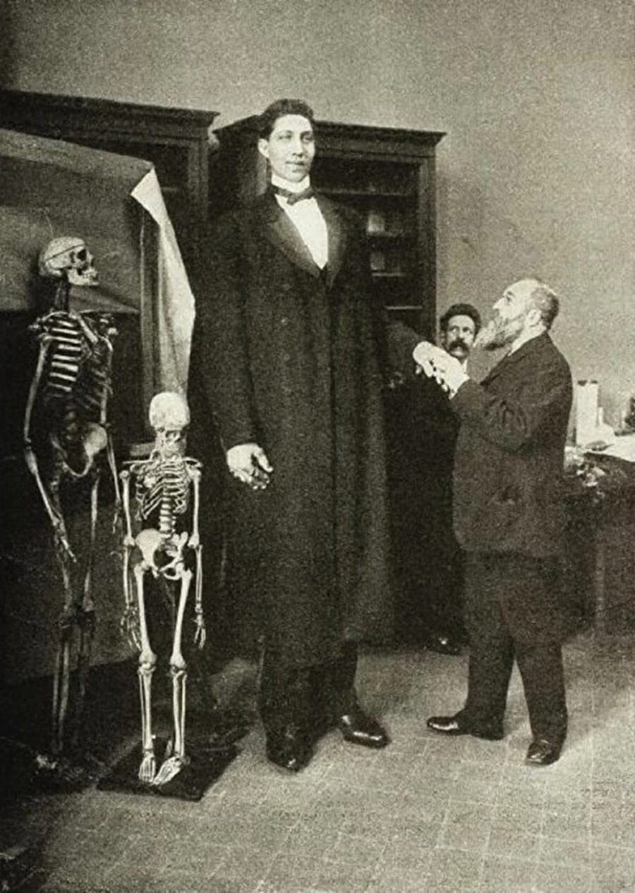 Tarihin en uzun insanı. Fyodor Makhnov. 2.85 m uzunluğunda, 182 kg ağırlığındaydı - 1900'ler
