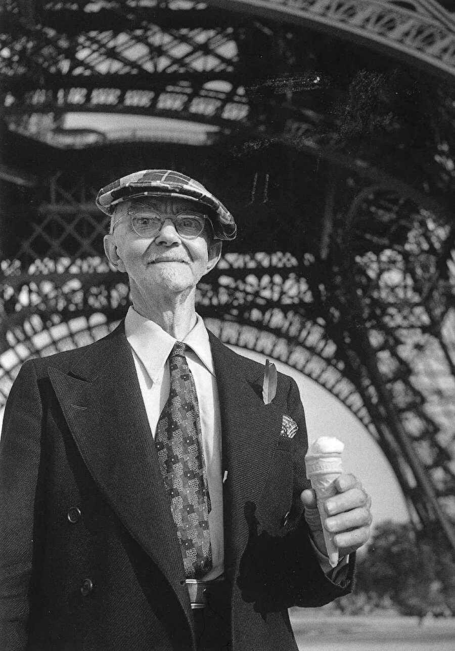 Eyfel Kulesinin önünde dondurma yiyen bir adam - 1950
