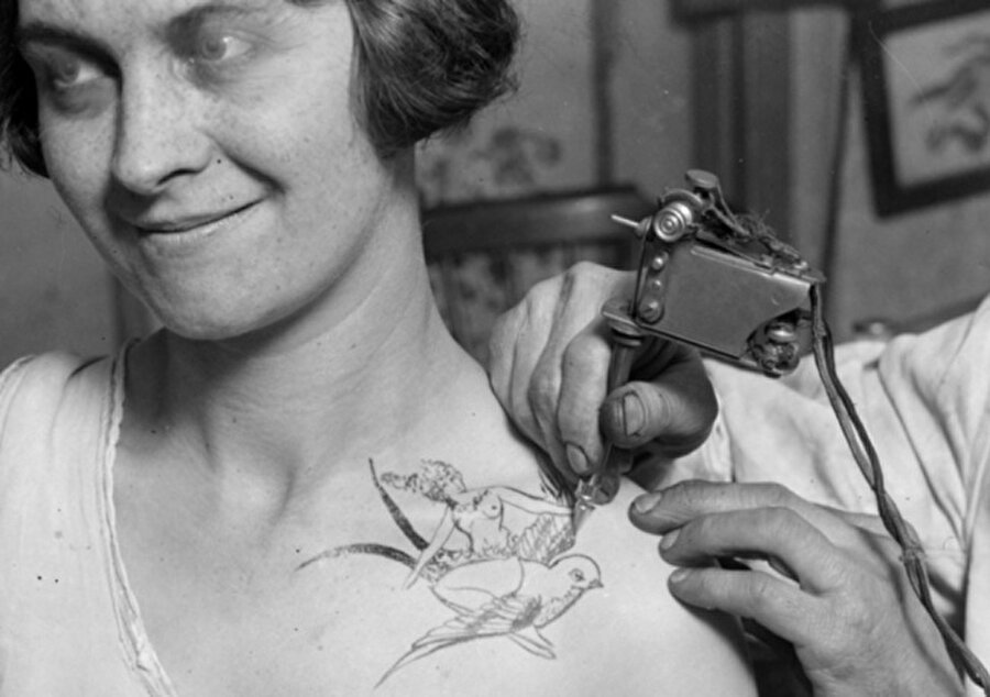 Dövme yaptıran bir kadın - 1928
