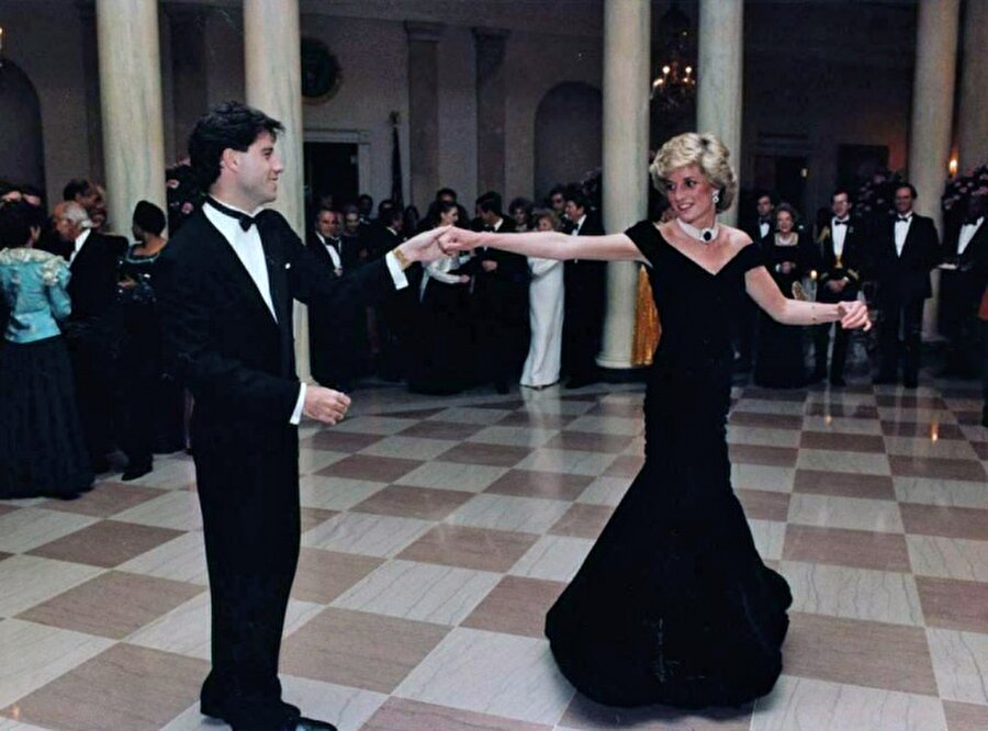 Prenses Diana Beyaz Saray'daki bir resepsiyonda John Travolta ile dans ediyor - 1985


Fotoğraf kaynak: brightside.me
