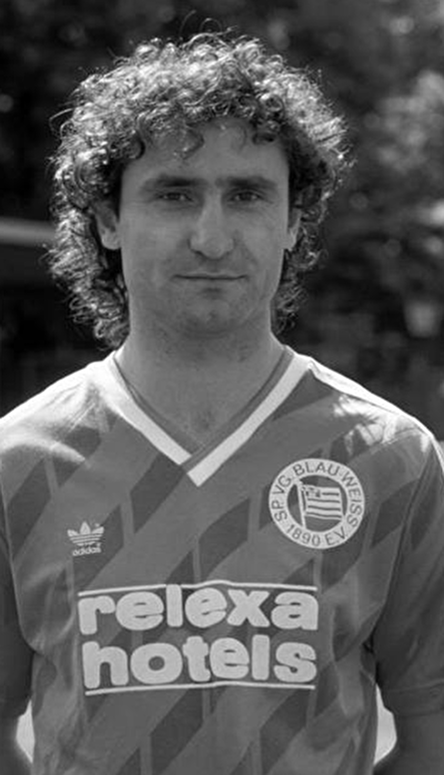 Selçuk Yula

                                    Fenerbahçe'ye olan tutkusuyla tanınan Selçuk Yula yaşama 6 Ağustos 2013'te 53 yaşında veda etti. Fenerbahçeli taraftarların ayrı bir sevgi beslediği Yula, 1986-1987 sezonunda SV Blau Weiss Berlin forması giydi.
                                