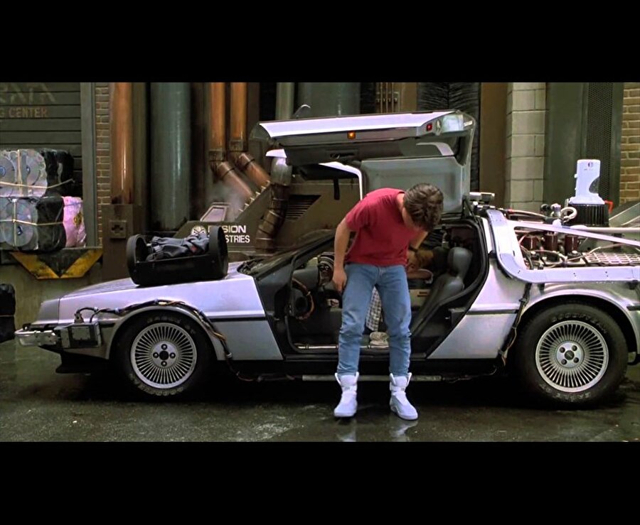 1985 yılında çekilen Geleceğe Dönüş serisinin ikinci filminde Martin McFly, 2015 yılına giderek, Nike marka ayakkabı giymişti.