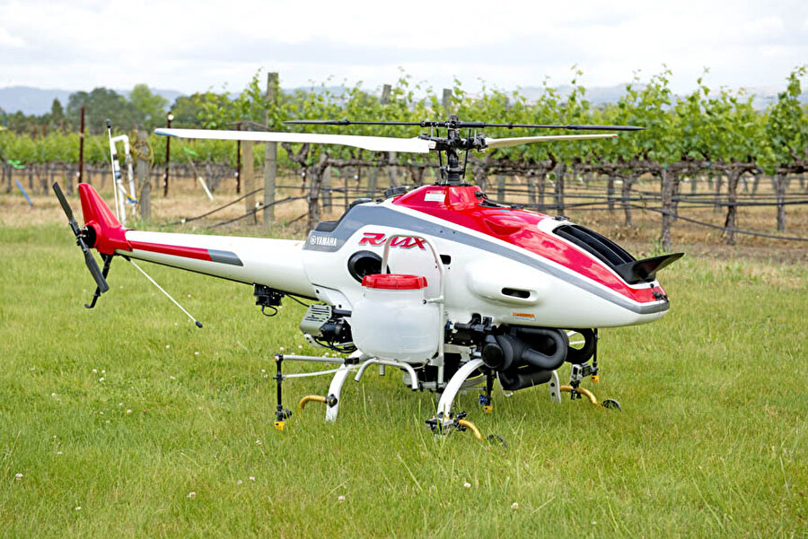 Tarım uygulamaları için birebir

                                    Yamaha Fazer R helikopter drone'u özellikle tarım uygulamaları için ön plana çıkartılıyor. Bir önceki modeline göre 8 litre artırılan tank kapasitesi ile birlikte toplamda 32 litrelik ilacı püskürtme yöntemiyle taşıyıp uygulama yapabilme yeteneğine sahip.
                                