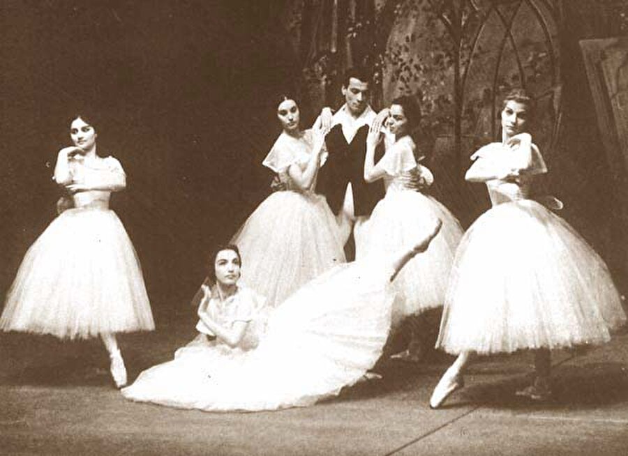 Engin Akaoğlu
Türkiye'nin ilk baletlerinden olan Akaoğlu, aynı zamanda balet Murat Akaoğlu'nun da babasıdır. Ankara Devlet Opera ve Balesinde eğitimini tamamlamış, yurt dışında birçok ülkede ve Londra Kraliyet Akademisinde sahneye çıkmıştır.