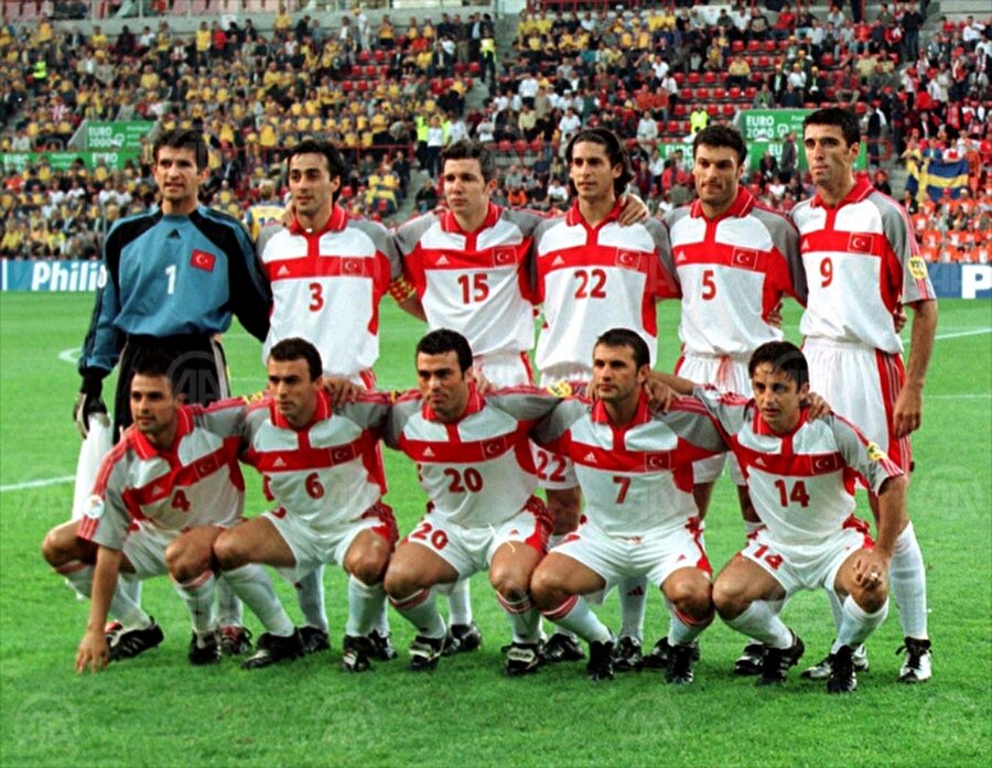 EURO 2000
Hollanda ile Belçika'nın ortaklaşa düzenlediği Avrupa Futbol Şampiyonası'nda Türkiye grubundan çıkmayı başardı. Bu sonuçla Ay-yıldızlılar tarihinde ilk kez uluslararası bir turnuvada çeyrek finale yükselme başarısı gösterdi. Milli takım çeyrek finalde Portekiz'le eşleşti ancak rakibine 2-0 mağlup olarak şampiyonaya veda etti.