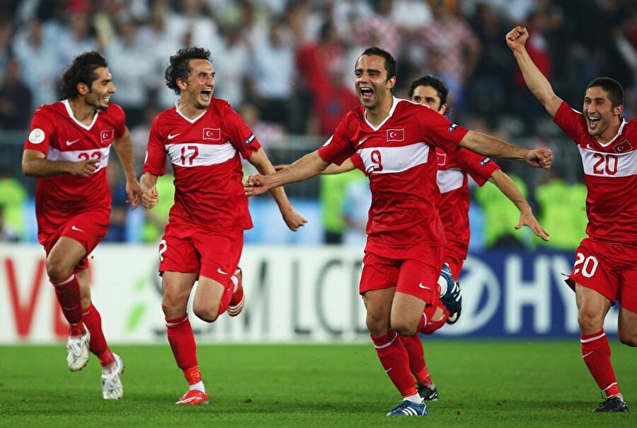 EURO 2008

                                    İsviçre ve Avusturya'nın ortaklaşa düzenlediği şampiyonada Türkiye ilk dört içinde yer aldı. Bu sonuç Türkiye'nin Avrupa Futbol Şampiyonası'nda şimdiye kadar elde ettiği en iyi derece oldu. 
                                