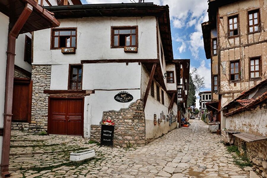 Osmanlı mimarisinin yansıması

                                    Safranbolu Evleri, 18. ve 19. yüzyıl Osmanlı mimarisinin en önemli örneklerindendir.
                                