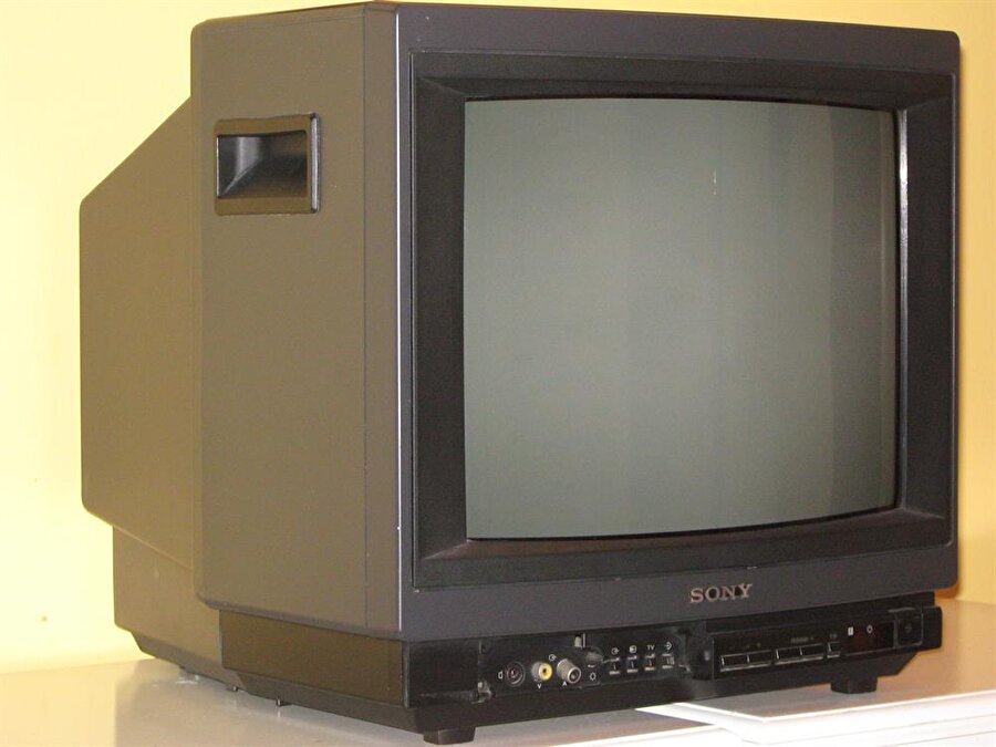 Sınıfın hazinesi!
Süper Lise sınıflarında hazine değerinde bir dolap olurdu. Dolabın anahtarı ise yalnızca öğretmende dururdu. Herkesin gözü gibi baktığı o dolabın içinde televizyon ve vhs kaset oynatıcı bulunuyordu. Bir de kasetçalar…