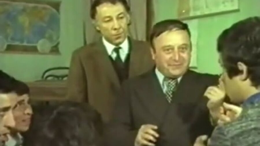 Ziyaretçi akını
Müdür ya da müdür yardımcıları, müfettişleri öncelikle “Süperlerin” sınıfına götürürdü.