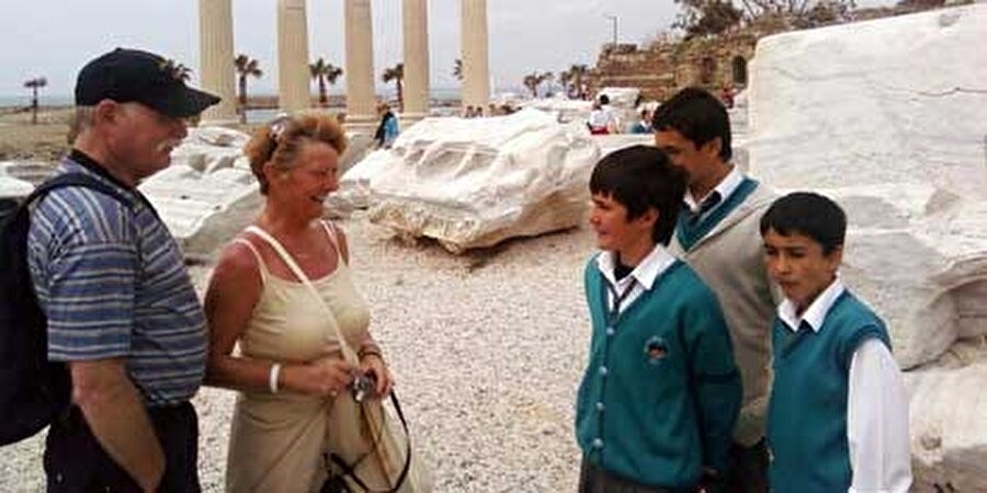 Turistlerde sohbet etkinliği
Şayet okul turistlik bölgedeyse, Süper Lise öğrencileri öğretmenleriyle birlikte dışarı çıkardı. Öğrencilerin, turistlerle sohbet ederek pratik yapması sağlanırdı.