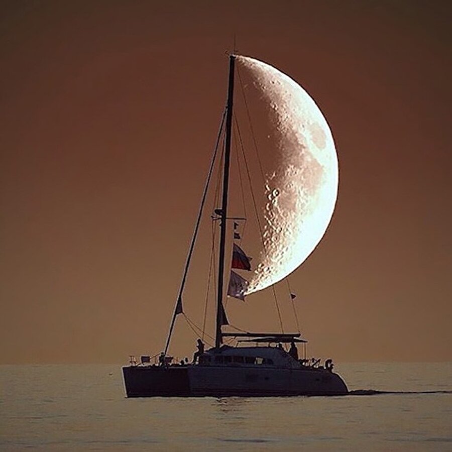 Dünyanın en güzel, en şanslı ve doğru zamanda doğru yerde olabilen yelkenlisi… Tabii sabah olduğunda işler biraz sarpa sarabilir…

