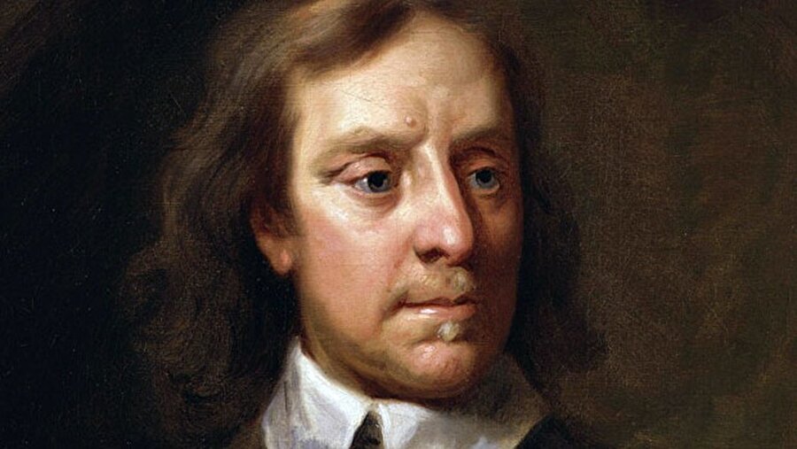 Oliver Cromwell'in Kafatası nerede?

                                    Oliver Cromwell 1600'lü yıllarda İngiltere'de monarşik yapıyı tek başına sona erdiren önemli isimlerden biri. Cromwell'in doğal nedenlerden dolayı ölümünden sonra monarşik yapı tekrar kurulmuştur. Kral II. Charles'ın emriyle mezarı kazılarak ölü olan Cromwell'in tekrar öldürülmesi emri gelmiştir. 

Cesedini 12 saat ipte asılı tutan Kral Charles Cromwell'in başını kestirtmişti. Daha sonra Cromwell'in kellesi müze tarafından devralındı daha sonra ise bir koleksiyoncuya satıldı. Kellenin son sahibi 1957 yılında ölünce oğlu kelleyi saklamak istemedi ve gömmek için uygun bir yer aradı. Başı gömmek için 3 yıl yer arayan aile sonunda bunu gerçekleştirebildi. Şuan ise 2 kişi kellenin yerini biliyor.
                                