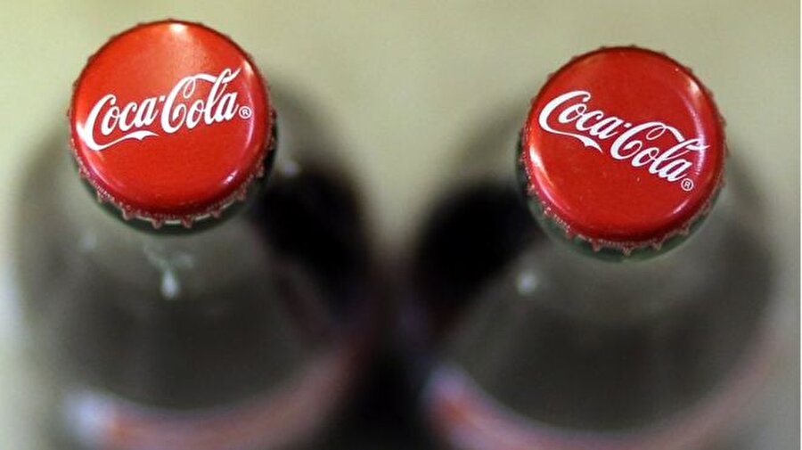 Coca Cola'nın sırrı
Coca-Cola'nın sırrı yıllarca çözülmeye çalışıldı. Tam 129 yıldır... Ancak kimse sırrı bulamadı. Sebebi ise bu sırrın 129 yıldır korunması ve saklanması. Saklama sebepleri çok açık aslında. Dünyanın gelmiş geçmiş en popüler içeceğinin sırrını paylaşmıyorlar, çünkü kopyalanmasını istemiyorlar.
Üstelik bugüne kadar birçok defa da denendi ama Coca Cola'nın tadını gerçekten yakalayan da çıkmadı. İçindeki özel formülle ilgili tek bildiğimiz şey ise 'doğal aroma vericiler'.