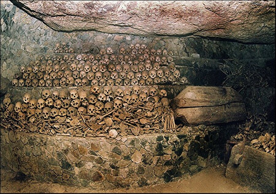 Kabayan, Filipinler
Mağaralarda başarılı bir biçimde mumyalanmış bu cesetleri görmek gayet olağan. Dünyanın en başarılı mumyalama tekniklerinden birine sahip olan Filipinliler'in mağaralarında o kadar fazla mumyalanmış ceset olduğu söyleniyor ki, bu mağaralarda kaybolmak sıradan bir olaymış.