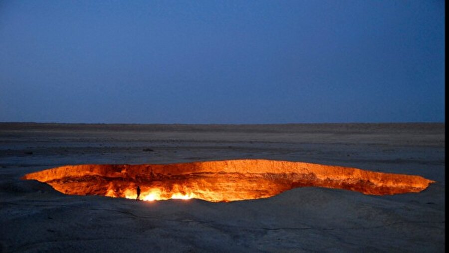 Cehennemin Kapısı, Türkmenistan
Sovyet Bilim Adamları tam 40 yıl önce buldukları bu doğal gaz kaynağını kurutmak için ateşe vermişler. Sonuç olarak 40 yıldır burası aynı şekilde yanıyor ve bir çok kişi buraya Cehennemin Kapısı diyor.