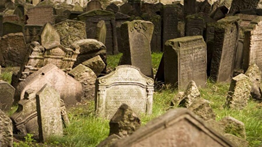 Prag Yahudi Mezarlığı, Çek Cumhuriyeti
Mezarlıklar zaten genellikle ürkütücü yerlerdir. Fakat bu mezarlık 11 kat daha korkutucu. Çünkü bu mezarlıkta 11 kat ceset bulunuyor. Mezar için yer yetmediğinden kat kat yukarı doğru çıkılan bu mezarlık tam 11 katlı.