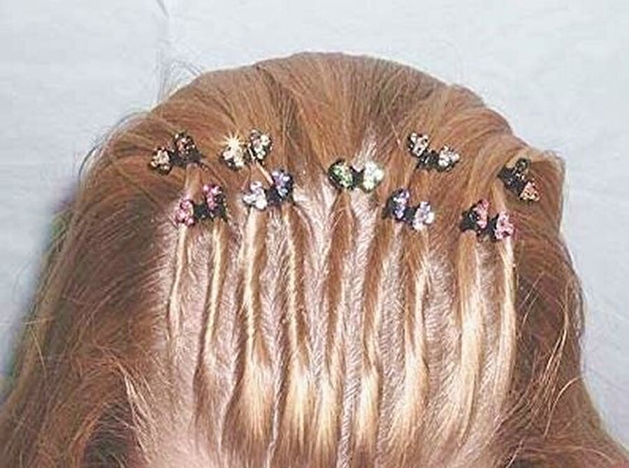 Kelebek tokalarla saçlarını şerit şerit tutturarak bir pop yıldızı edasıyla dolaşmışlardır.
