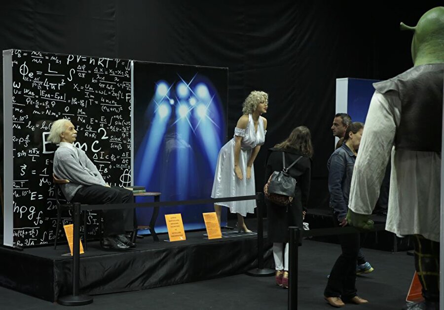 Dünyaca ünlü isimlerin heykelleri sergileniyor
Sergide ünlülerin birebir ölçülerde, protez göz ve gerçek saç kullanılarak hazırlanan heykelleri sunuluyor.