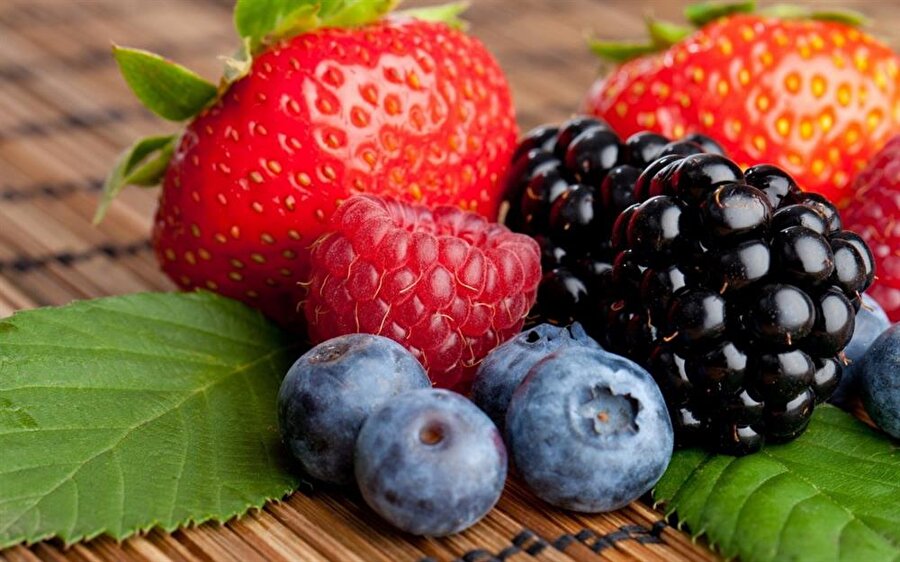 Kırmızı meyveler
Kahvaltıda ya da gün içinde kırmızı meyve tüketmeye özen gösterin. Kırmızı meyveler depresyon riskini azaltıp mutluluk hormonu salgılar.