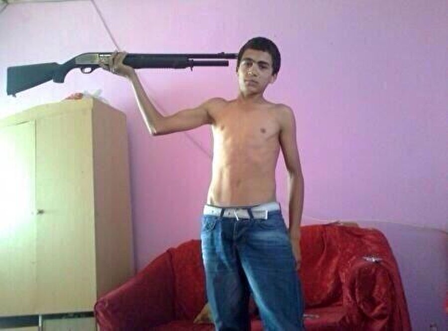 Tetiğe uzanmayan eliyle 'kafama sıkar giderim!' olayını çok yanlış anlamış bebe.