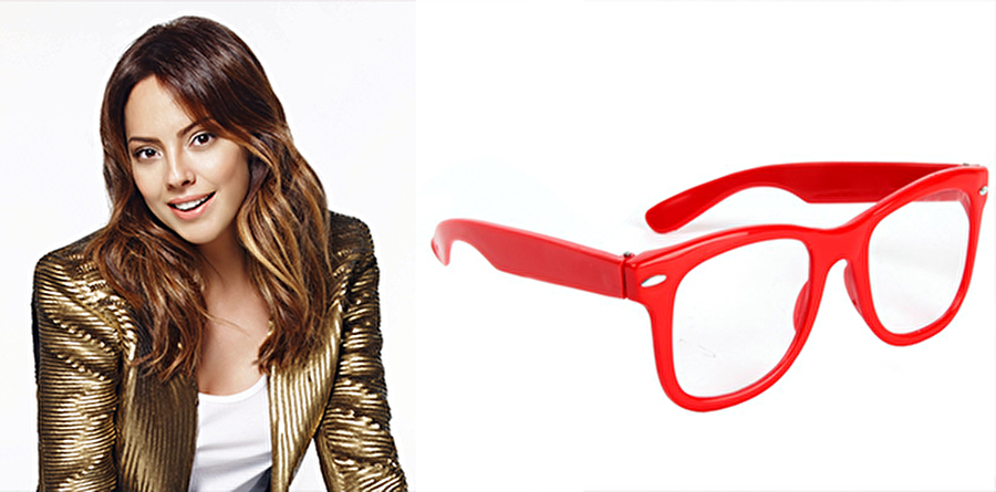 Ebru Gündeş ve kırmızı gözlük