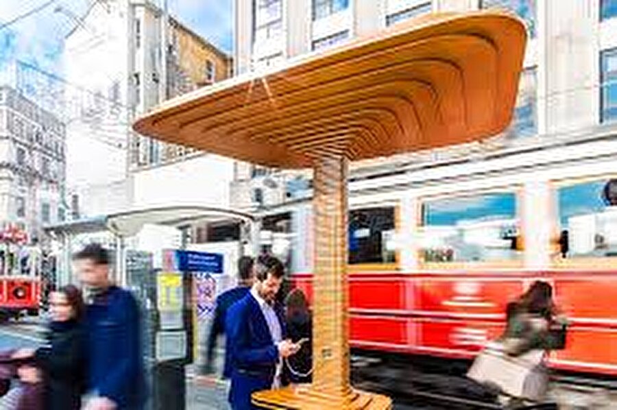 Art Lebedev tarafından tasarlanan 'Verisun'un geliştirdiği "Mito" adlı şarj istasyonu İstanbul Taksim'de hizmete açıldı. Tavanındaki güneş panelleri sayesinde 8 cihazı birden aynı anda şarj edebiliyor ve üstelik ücretsiz.