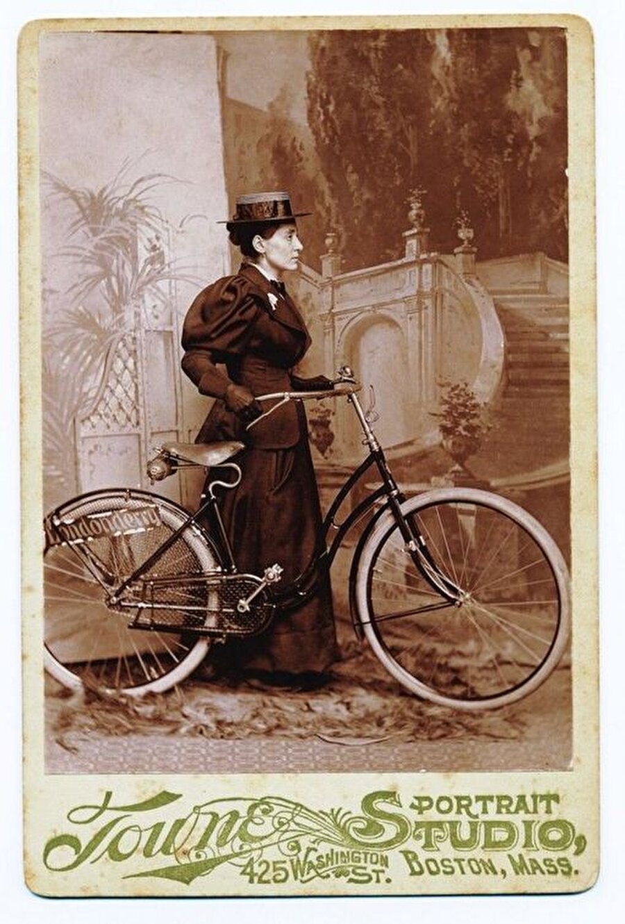 Mart 1895’de San Francisco’ya ulaşmasından hemen sonra, yolculuğunun final ayağına başladı
Bir bisikletli eşlikçiyle Los Angeles'e gitti. Artık bisikletinin ve giysilerinin arkasında dalgalanan 50'ye yakın bayrak vardı. Şehirden şehre geçerken, kasasına hediyelik eşyalar ve yerel tüccarların promosyonlarını da ekliyordu.

Tam olarak 15 ay sonra, uzun yolculuğuna başladığı yere, Boston'a dönebildi. Beklendiği kadar pedal çevirememiş olsa da bu büyük bir başarıydı. Uzun süre gündemde kaldı; zeki ve becerikli bir girişimci, eğlenceli bir konuşmacı olarak onaylandı.
