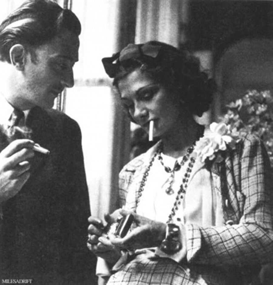 Salvador Dali ve Coco Chanel

                                    
                                