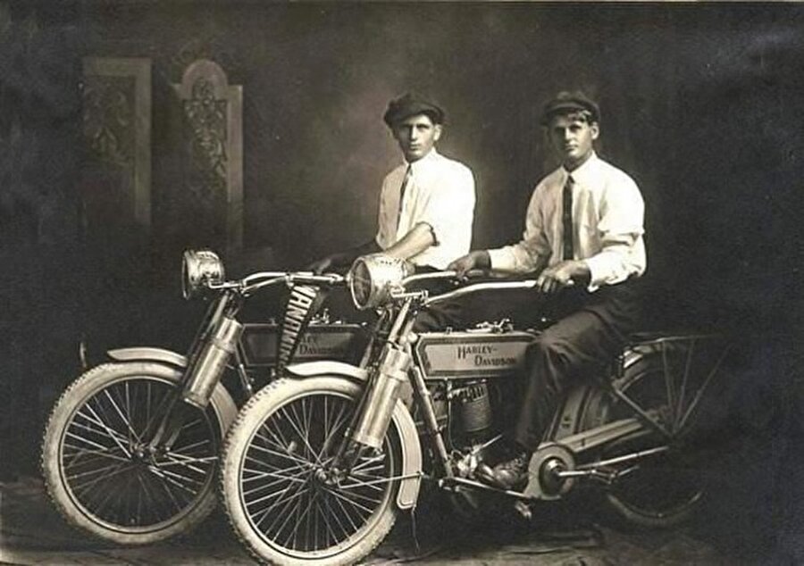Harley Davidson fabrika kurucuları; William Harley ve Arthur Davidson

                                    
                                