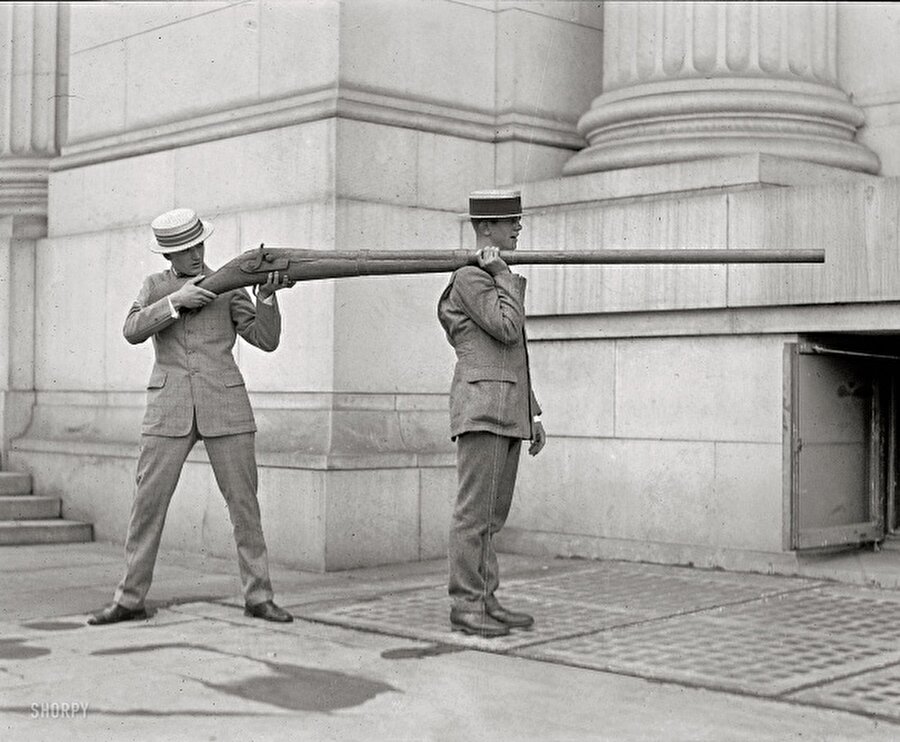 20. yüzyılın başlarında avlamada silah kullanımı

                                    
                                