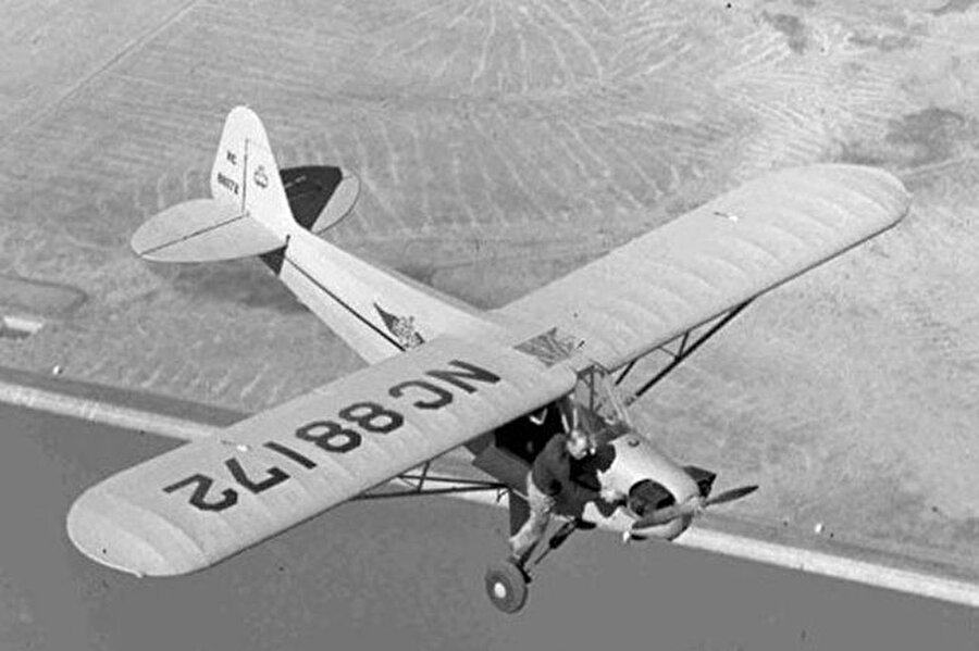 Uçuş sırasında duran pervaneyi çalıştıran pilot

                                    
                                