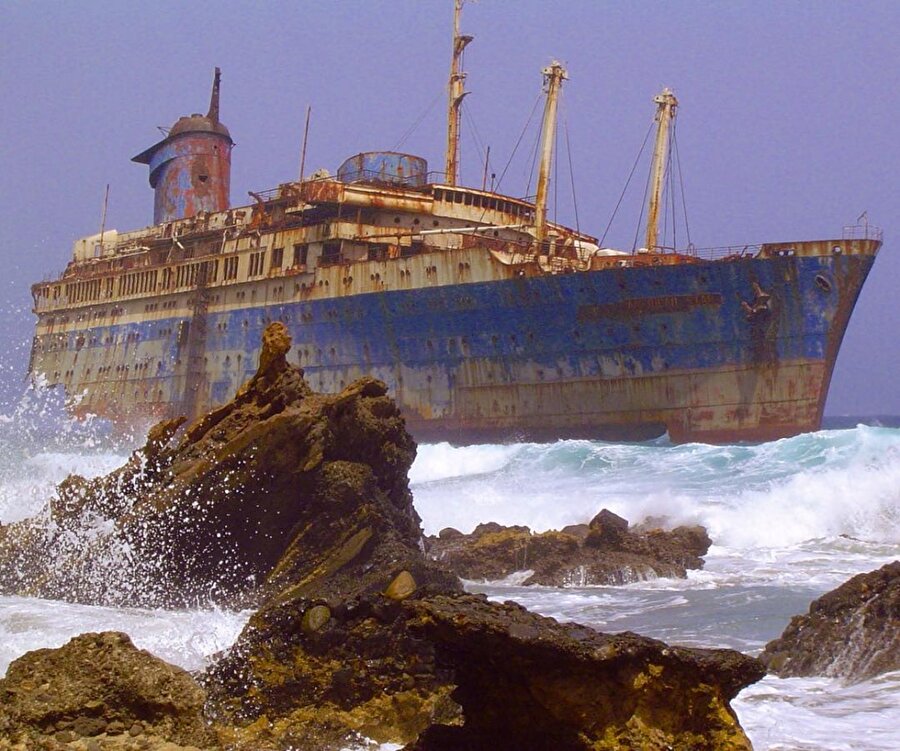 Kanarya Adaları / İspanya

                                    Fuerteventura Adası yakınında terk edilen bir gemi.
                                