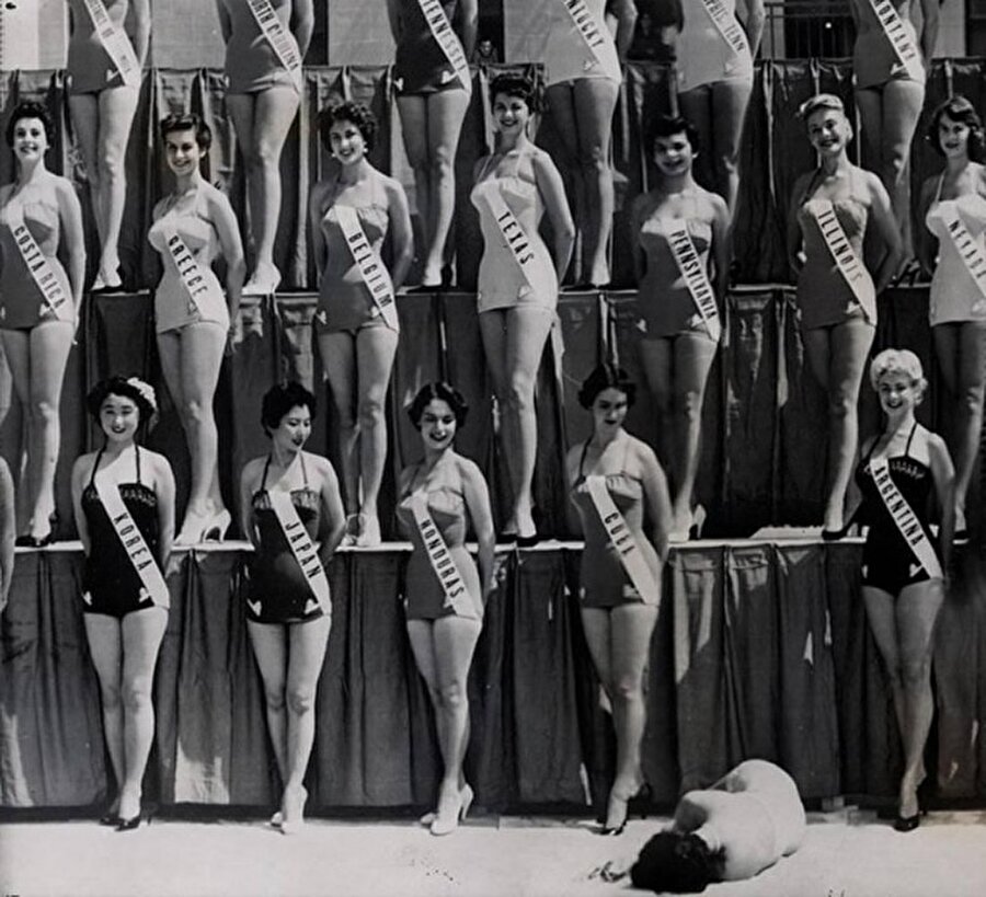 Yeni Zelanda'da gerçekleşen güzellik yarışmasında bir modelin düştüğü an,1954 

                                    
                                