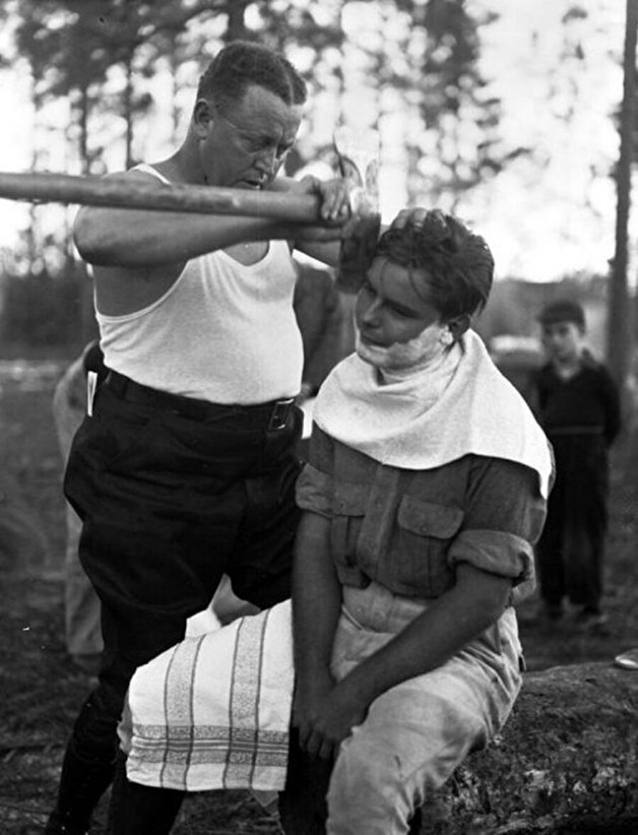 Balta ile tıraş olan bir erkek, 1940

                                    
                                