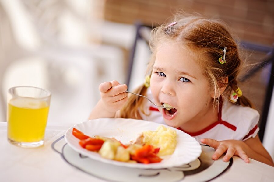 Kahvaltı mutlak öğün!

                                    
                                    
                                    Kahvaltı özellikle okul dönemi çocukları için en önemli öğündür. Kahvaltı eden çocukların zihni açılır ve gün içinde tok kalırlar. Uzmanlar kahvaltıda zihin açan besinlerden yumurta ve süt ürünlerinin tercih edilmesi gerektiğini öneriyor. B grubu vitamin yönünden zengin olan yumurta, günün ilk dopingi olarak tüketilmeli. Aynı zamanda süt, peynir ve diğer süt ürünleri de içerdiği mineraller bakımından, çocuklar için oldukça sağlıklıdır. 
                                
                                
                                