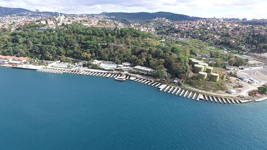 
                                    
                                    
                                    
                                    
                                    İstanbul Boğaz'ına kazıklar üzerine yapılan bin 300 metre uzunluğundaki yol, 10 metre genişliğinde ve üzerinde balık tutma alanları bulunuyor.
                                
                                
                                
                                
                                