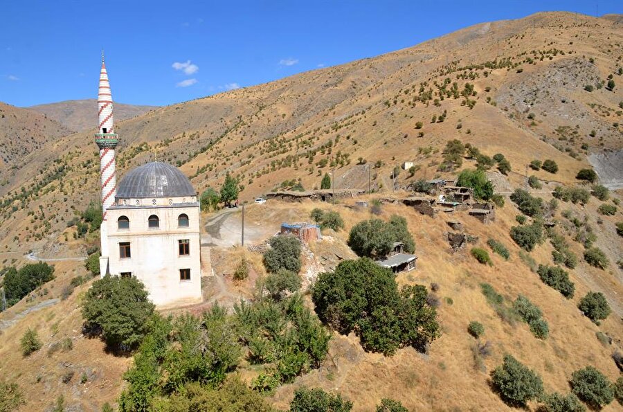Köyü ziyarete gelenlerin namaz kılması için hayırseverlerin yardımlarıyla bir cami yaptırdıklarını anlatan Arıcı, "Eskiden köyde 3 medrese varmış. İnşallah bundan sonra da bir medrese yaptıracağız. Bir zamanlar olduğu gibi yine burada öğrenciler yetişecek inşallah." dedi.

Köydeki medreselerde yetişen bir çok önemli kişinin İslam'a büyük hizmetler verdiğini vurgulayan Arıcı, "Şimdiye kadar buraya gelen bütün misafirler çok memnun ayrıldılar. Ben de köyümüzü ziyarete gelenlere rehberlik yapıp rahat etmelerine yardımcı oluyorum." diye konuştu.
